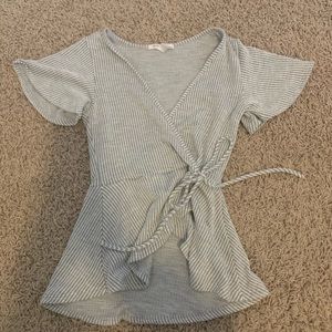 CAUTION TO THE WIND tie top in gray and white, adult small.